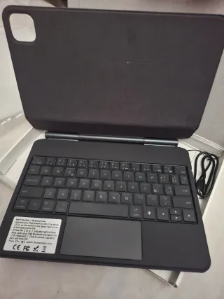 Funda con teclado magnético