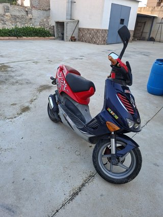 Aprilia ROSSIFUMI  Scooter 49cc Roja y Azul
