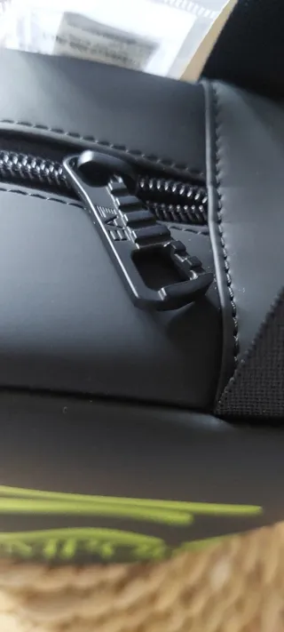 Necessaire Emporio Armani Preto e Verde