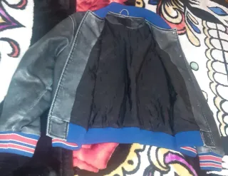 Chaqueta de piel negra con detalles multicolor