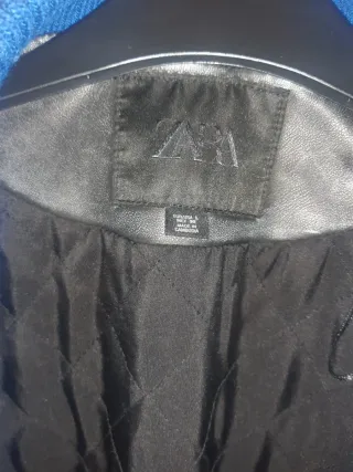 Chaqueta de piel negra con detalles multicolor