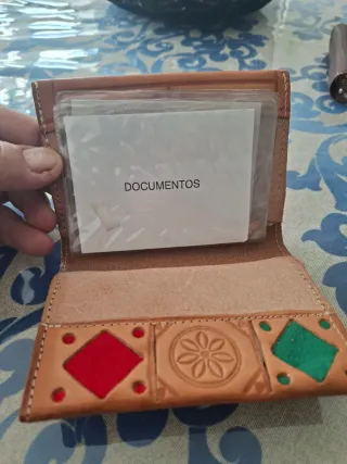 Cartera de cuero hecha a mano