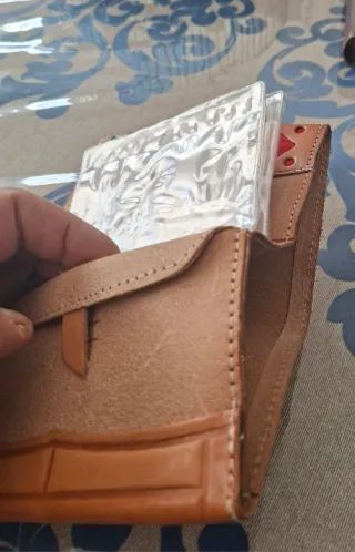 Cartera de cuero hecha a mano