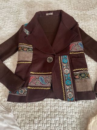 Chaqueta Marrón con Bordados.