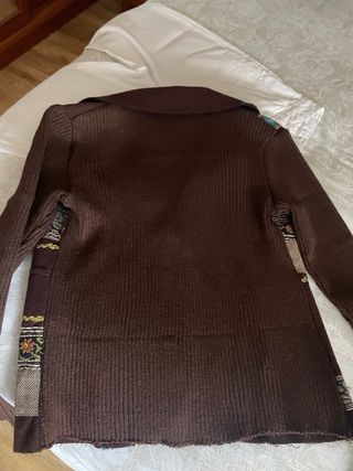 Chaqueta Marrón con Bordados.