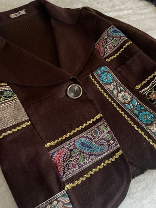Chaqueta Marrón con Bordados.