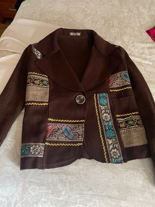 Chaqueta Marrón con Bordados.