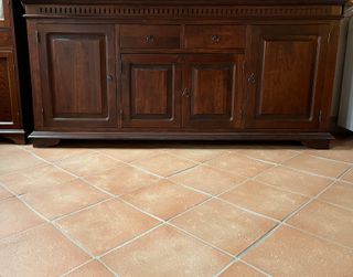 Mobile ingresso in legno scuro