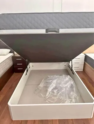 Camas / canapés  + colchones + Cabeceros + Mesitas