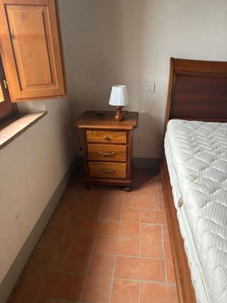 Comodino in legno marrone