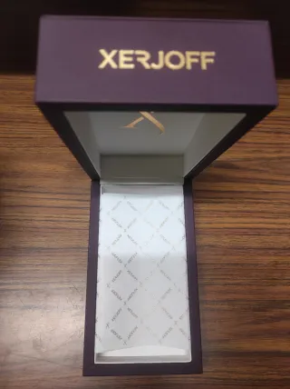 Caja vacía de cuero morado