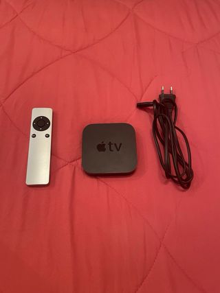 Apple TV con mando y cable