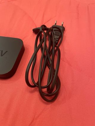 Apple TV con mando y cable