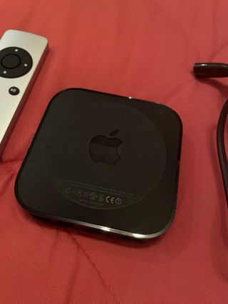 Apple TV con mando y cable