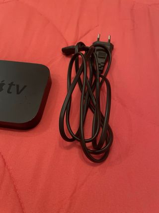Apple TV con mando y cable