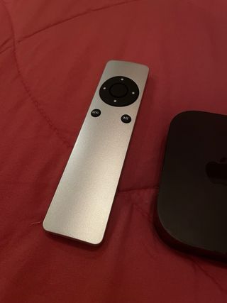 Apple TV con mando y cable