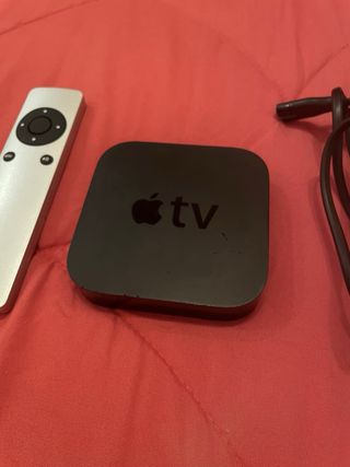 Apple TV con mando y cable