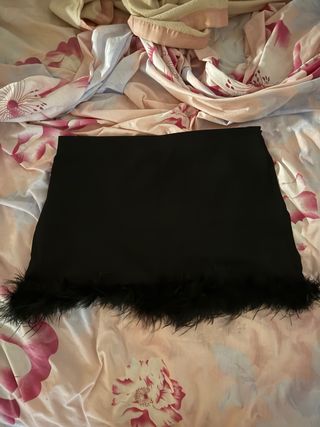 Falda negra con plumas