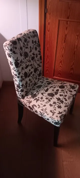 Sillas de comedor con estampado.