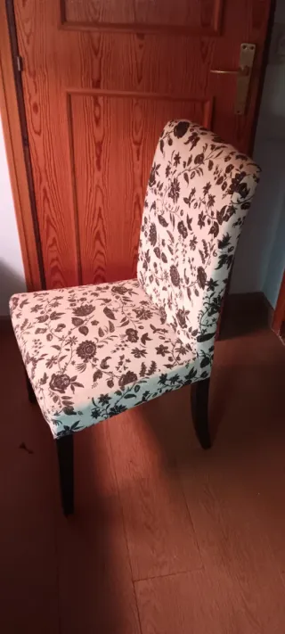 Sillas de comedor con estampado.