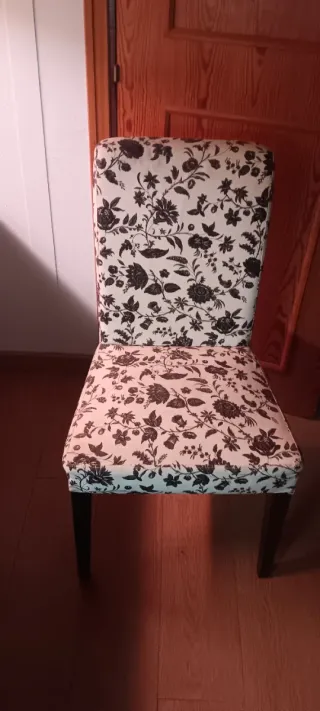 Sillas de comedor con estampado.