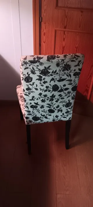 Sillas de comedor con estampado.