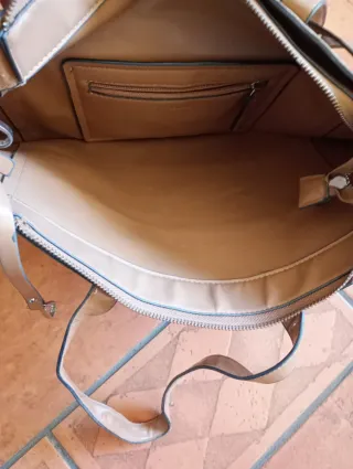 Bolso de mano y hombro beige