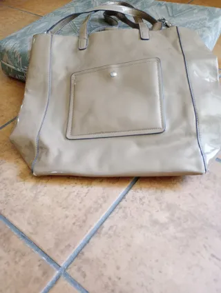 Bolso de mano y hombro beige