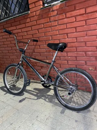 Bicicleta BMX cromada totalmente nueva