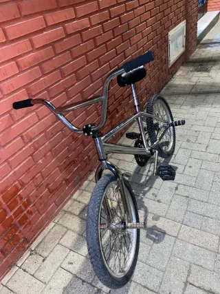 Bicicleta BMX cromada totalmente nueva