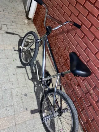 Bicicleta BMX cromada totalmente nueva