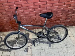 Bicicleta BMX cromada totalmente nueva