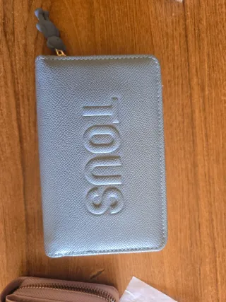 Monedero Tous azul/gris, rosa, negro.