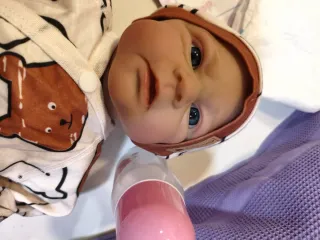 Muñeco bebé realista con chupete