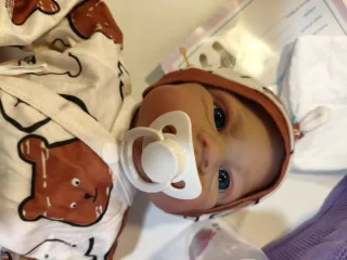 Muñeco bebé realista con chupete