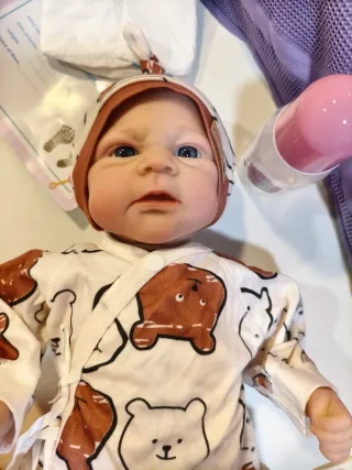 Muñeco bebé realista con chupete