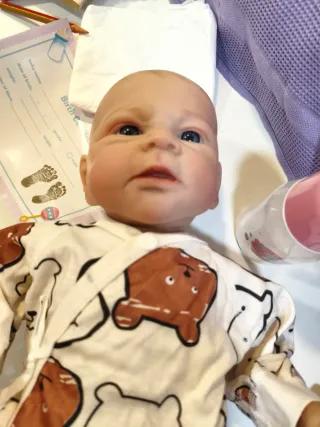 Muñeco bebé realista con chupete