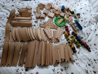 Tren de madera y vías