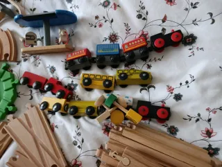 Tren de madera y vías