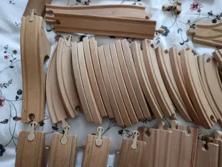 Tren de madera y vías