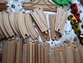 Tren de madera y vías