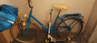 Bicicleta azul y patinete infantil