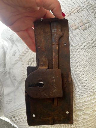 Cerradura antigua con  llave .