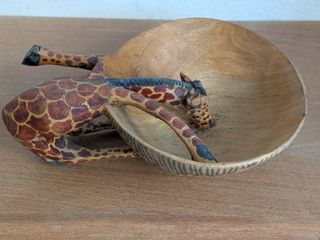 Ciotola in legno con giraffa, arte africana