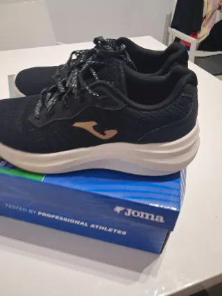 Zapatillas Joma Negras y Doradas