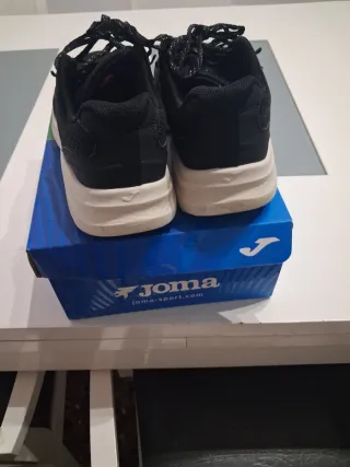 Zapatillas Joma Negras y Doradas