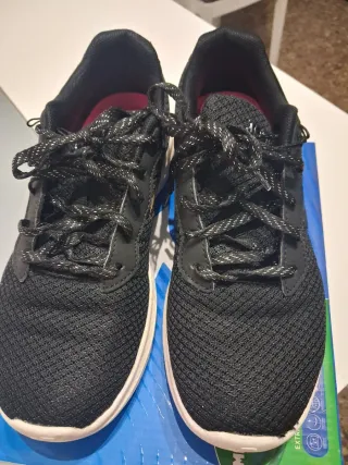 Zapatillas Joma Negras y Doradas