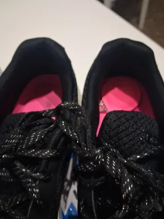 Zapatillas Joma Negras y Doradas