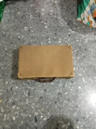 Maleta antigua de viaje años 60 más o menos