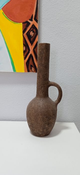 Jarrón de barro marrón oscuro